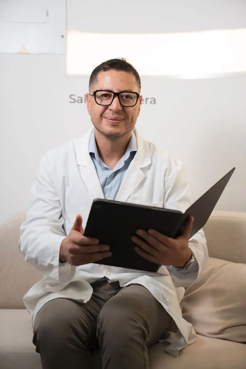 Dr. David R. Baquero Z. revisando una publicación científica sobre cirugía colorrectal