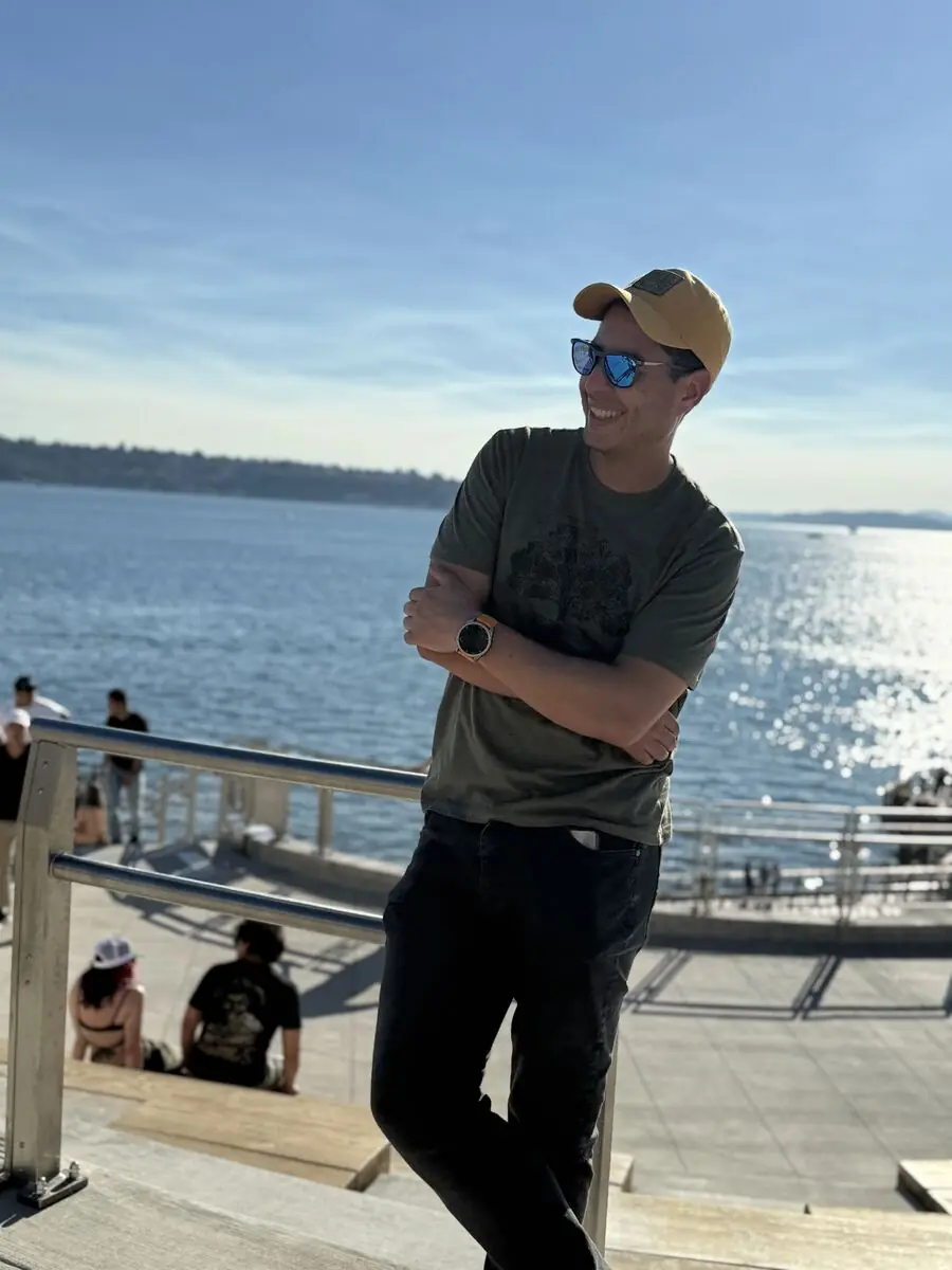 Dr. David R. Baquero Z. sonriendo frente al mar, fuera del quirófano
